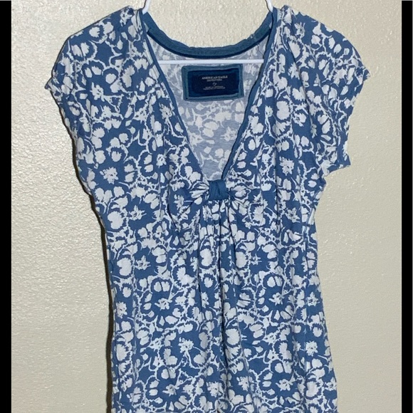 American Eagle Outfitters Tops - Floral VNeck shirt
